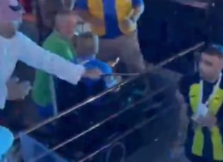 Ndodh në Arabinë Saudite, tifozi sulmon me kamxhik futbollistin pas ndeshjes (VIDEO)