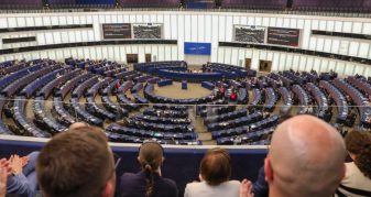 Info Shqip: Historike! Asambleja Parlamentare voton pro anëtarësimit të Kosovës në KiE, tani çështja kalon në duart e ministrave të Jashtëm