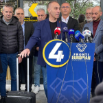 Artan Grubi i’a përgatit ”valixhet” Izet Mexhitit para komunës së Çairit (VIDEO)