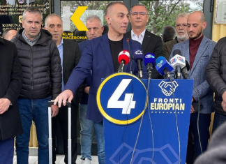 Artan Grubi i’a përgatit ”valixhet” Izet Mexhitit para komunës së Çairit (VIDEO)