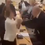 Info Shqip: Deputetja i “flak” kolegut shishen e ujit në kokë, plas sherri në Kuvend (VIDEO)