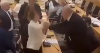 Info Shqip: Deputetja i “flak” kolegut shishen e ujit në kokë, plas sherri në Kuvend (VIDEO)