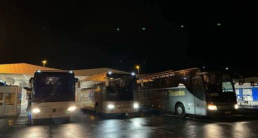 Info Shqip: Serbia bllokon autobusët kosovarë në kufirin me Kroacinë