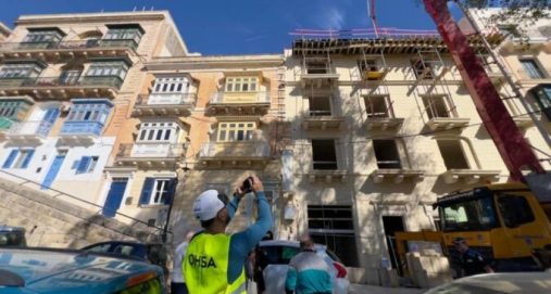 Info Shqip: Dy punëtorë shqiptarë në Maltë bien nga kati i tretë, si pasojë shembet çatia
