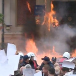 Protestuesit hedhin molotov, përfshihet nga flakët Bashkia e Tiranës