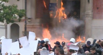 Info Shqip: Protestuesit hedhin molotov, përfshihet nga flakët Bashkia e Tiranës