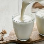 E keni ditur më parë? Ja çfarë i ndodh trupit tuaj nëse pini një gotë qumësht para gjumit