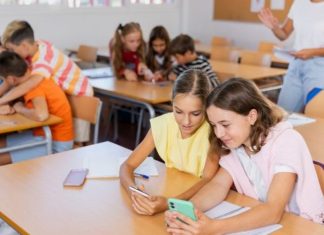 Në një qytet të vogël, fëmijëve iu ndalua përdorimi i telefonave, ky është rezultati pas një viti