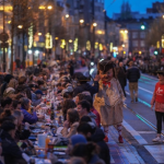 Tavolina 2 km e gjatë bashkon myslimanët dhe të krishterët në iftarin për Pashkë