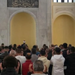 Hapet për herë të parë pas 102 vitesh xhamia në Selanik, besimtarët myslimanë falin namazin e Fitër Bajramit