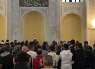Hapet për herë të parë pas 102 vitesh xhamia në Selanik, besimtarët myslimanë falin namazin e Fitër Bajramit