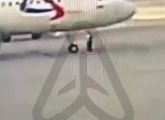 Incident i tmerrshëm! Një punonjës shkelet nga rrota e një aeroplani 77 tonësh