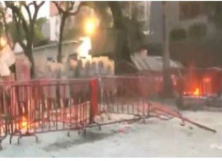 ‘Shpërthen’ lufta në Meksikë, i vihet zjarri ambasadës izraelite (VIDEO)