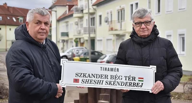 Sot  qyteti Eger i Hungarisë me bustin e Skënderbeut