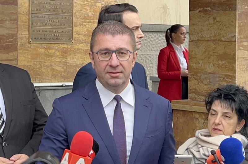 Mickoski përmend se ku u mbushën kutitë  këmbimoret me para për blerje votash