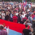 Serbët me flamuj rusë protestojnë në Podgoricë kundër rezolutës për gjenocidin në Srebrenicë