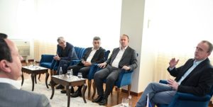 Info Shqip: Kurti takohet me udhëheqësit e koalicionit VLEN
