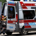 Info Shqip: Një llamarinë e shqyer nga një ndërtesë në qendër të Shkupit plagosi një çiklist mëngjesin e sotëm