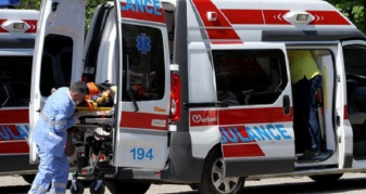 Info Shqip: Një llamarinë e shqyer nga një ndërtesë në qendër të Shkupit plagosi një çiklist mëngjesin e sotëm