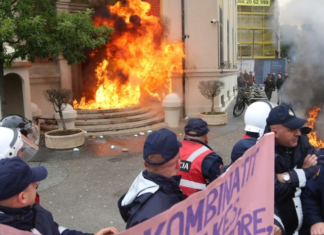 Molotov, vezë dhe sherr mes protestuesve, Rithemelimi tubim përballë Bashkisë së Tiranës. “Harrohet” heqja e gardhit metalik