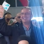 Arben Taravari shfaqet me ilaçe në duar, ia propozon Frontit Europian: Unë jam doktori që shkruan ilaçe