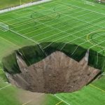Çfarë ndodhi krejt papritur? Hapet gropa 100 metra e thellë në mes të fushës së futbollit
