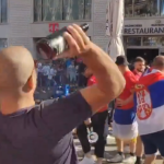 Pas përfshirjes së djalit të Vuçiçit në përleshje, tifozët e Serbisë bëjnë lëvizjen e papritur në mes të Mynihut