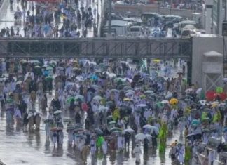 Pas vapës ekstreme, shiu ‘freskon’ pelegrinët myslimanë që po i kalojnë ditët e fundit të Haxhit