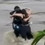Pamje prekëse në Itali! Tre të rinj përqafohen me njëri-tjetrin para se të përpihen nga përmbytja! (VIDEO)