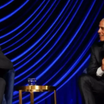 Presidentit Biden i ndodh e papritura në skenë, Obama e tërheq për krahu (VIDEO)