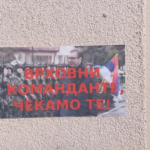 “Komandant Suprem, ju presim” , në veri shfaqen posterë të Vuçiqit! Çfarë thotë Policia e Kosovës?