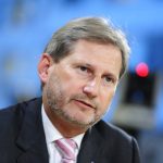 Hahn: Jam i shqetësuar për Maqedoninë e Veriut, të respektohet Marrëveshja e Prespës