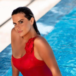 Big Mama e ndezë rrjetin, shfaqet me bikini nga pishina