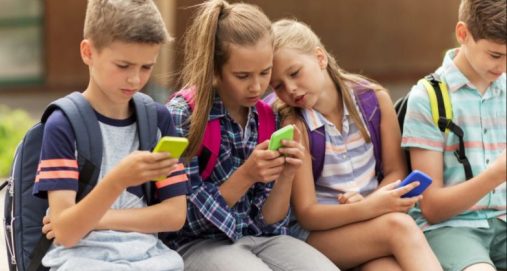 Info Shqip: Shqipëria ndalon përdorimin e telefonave në shkolla