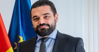 Info Shqip: Lloga me recital të Josif Bagerit: O, sa keq tash na turpnuet, se gjuhën e vet mohuet! Dhe serbishten zut të msoni!