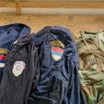 Gjenden uniforma të policisë serbe në Leposaviç, Xhelal Sveçla: Serbia përgjegjëse për destabilizim