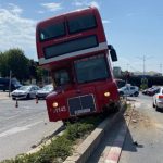 Autobusi përplaset me murin mbrojtës në afërsi të sheshi Skënderbeu