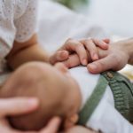 Gjyshërit në Suedi mund të paguhen për t’u kujdesur për nipërit e tyre, sipas një ligji të ri