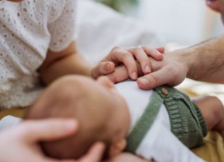 Gjyshërit në Suedi mund të paguhen për t’u kujdesur për nipërit e tyre, sipas një ligji të ri