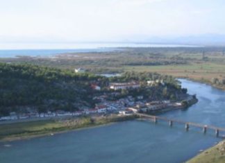 Nëna tenton të hidhet nga lumi Buna me katër fëmijët e saj, policia parandalon tragjedinë