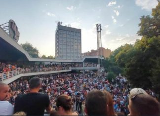 Çfarë po ndodh në Serbi? Protestuesit mbushin sheshet, ja thirrja që kanë për Vuçiçin