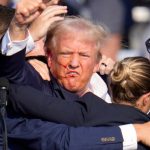 Trump kthehet në vendin e atentatit, paralajmëron lëvizjen e papritur