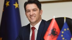 Info Shqip: Bekim Sali: Vepra, jo fjalë, zgjidhet përfundimisht çështja e statutit të UNT-së dhe themelohen tre fakultete të reja