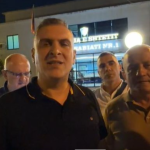 “Më goditi me grusht”, Halit Valteri kallëzon Tedi Blushin në polici, këshilltari i PL-së pasi u mor në pyetje: U provokova, mori përgjigjen e merituar