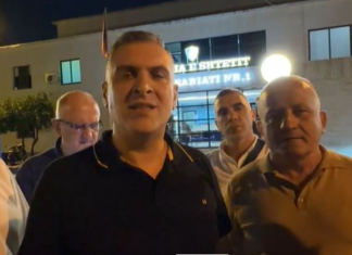 “Më goditi me grusht”, Halit Valteri kallëzon Tedi Blushin në polici, këshilltari i PL-së pasi u mor në pyetje: U provokova, mori përgjigjen e merituar