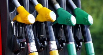 Info Shqip: Qytetarët ia mësynë pompave të benzinës, autoritetet apelojnë për qetësi