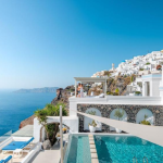 Ndodh edhe kjo, banorëve të Santorinit u kërkohet të mbyllen në shtëpi, për të liruar hapësirë për turistët