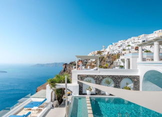 Ndodh edhe kjo, banorëve të Santorinit u kërkohet të mbyllen në shtëpi, për të liruar hapësirë për turistët