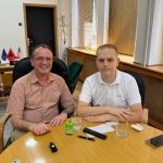 Mediat maqedone i reagojnë Taravarit: Vetëm flamuri shqiptar në zyrë