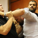 Momenti kur Tedi Blushi përplaset fizikisht me Halit Valterin në kuvend
